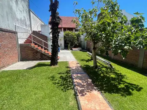 Casa tipo Chalet en venta de 4 Ambientes distribuida en 3 plantas y con quincho
