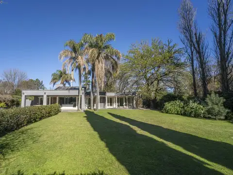 CASA EN VENTA EN TORTUGAS COUNTRY CLUB DE 4 AMB CON GRAN LOTE