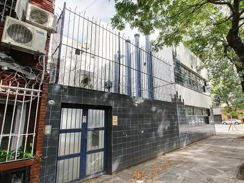 Edificio en block en imporante esquina del barrio de Barracas. 1466 M2 cubiertos. Excelente estado