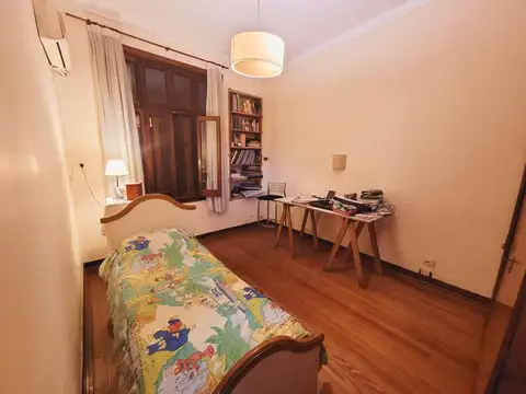 Encantadora Casa con Jardín y Cochera a una Cuadra de Estac.