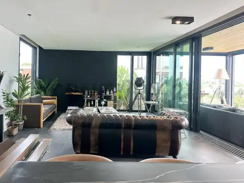 Casa en Venta con 4 cocheras