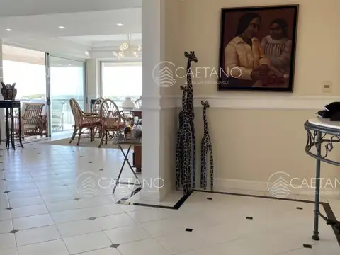 Amplio apartamento en primera línea