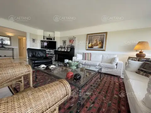 Amplio apartamento en primera línea