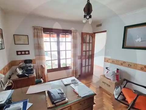 Casa 8 ambientes con 4 baños