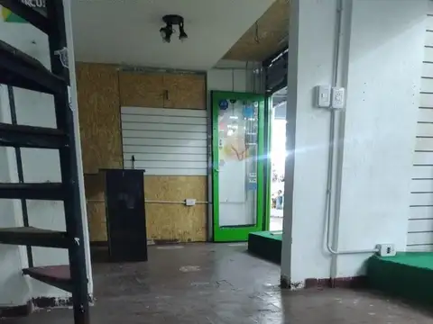 Local céntrico en galería colonial 
