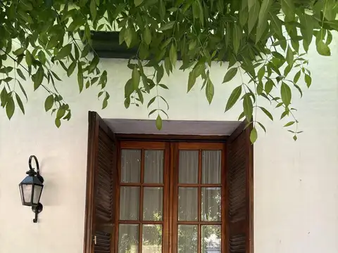 Casa 7 ambientes con 2 baños