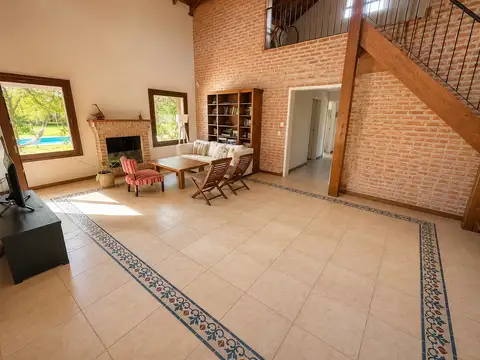 Casa 6 ambientes con 2 baños