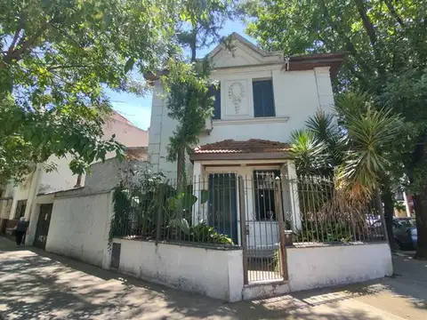 Chalet de estilo antiguo con garage.