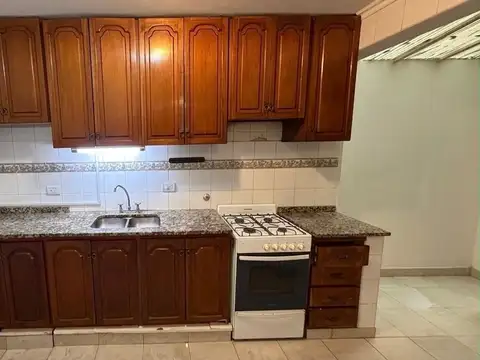 Amplio 3 ambientes con importante patio