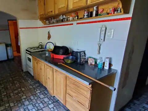 Casa con pileta sobre Andrade, Glew