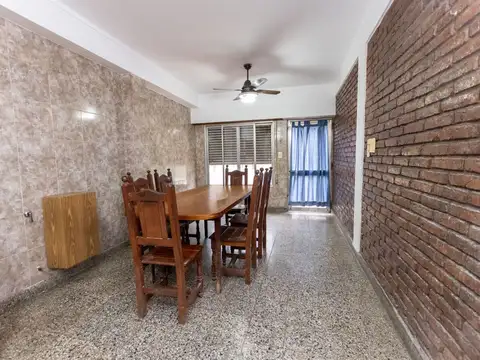 CASA EN VENTA  FRENTE AL PARQUE GARAY
