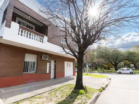 CASA EN VENTA  FRENTE AL PARQUE GARAY