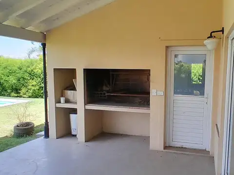 Casa en Alquiler con 2 cocheras