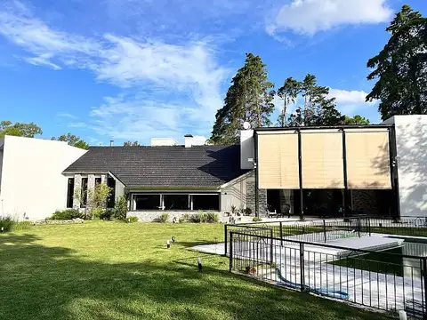 Casa 9 ambientes con 5 baños