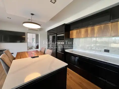 Casa en Alquiler con 6 cocheras