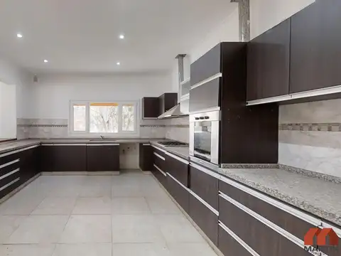 Casa en Venta con 4 cocheras