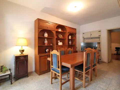 Casa 6 ambientes con 2 baños