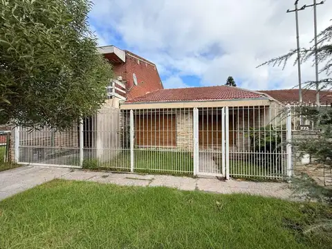 Casa 4 ambientes cochera y parque Punta Mogotes