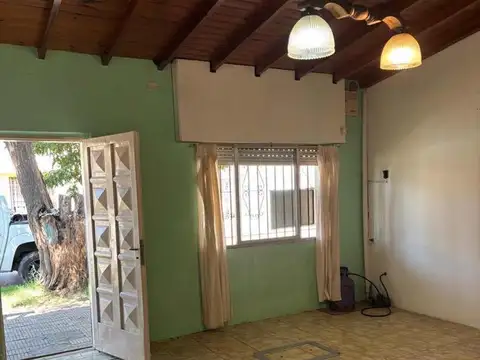 Casa en Alquiler en Luis Guillon, $ 450.000