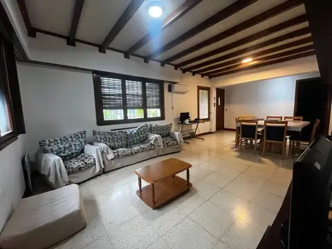 Casa en Alquiler con 2 cocheras