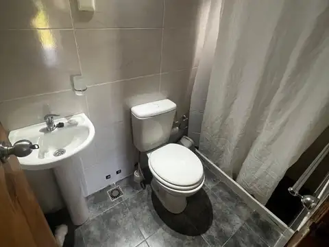 Casa 8 ambientes con 2 baños