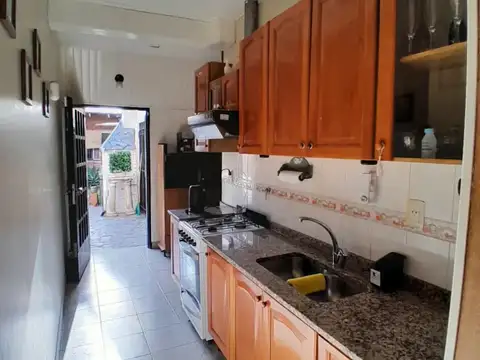 VENTA Casa  3 Ambientes-IDEAL DOS FLIAS- FONDO,- DEPTO