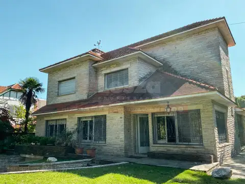 Casona de notable jerarquía sobre 2 lotes