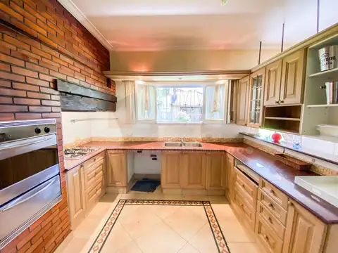 Casona de notable jerarquía sobre 2 lotes