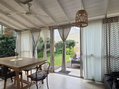 En Venta Casa 5 amb.  cochera, quincho, jardín, pileta.  -  V. Martelli