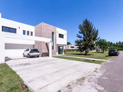 Casa 4 ambientes con 3 baños