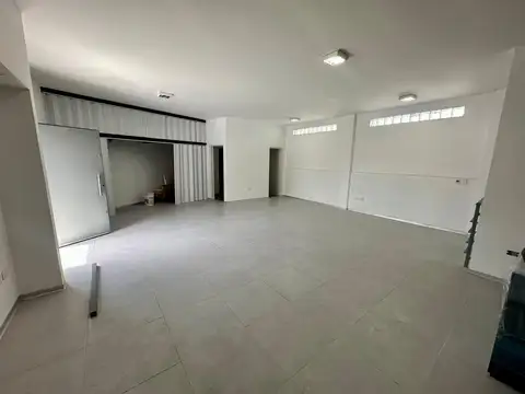 Depositó Comercial Estratégico con Oficinas, Vestuarios y Terraza