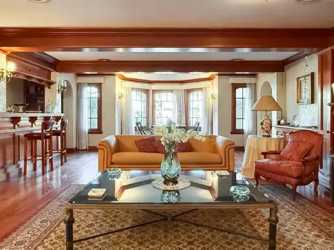 Casa en Alquiler con 8 cocheras