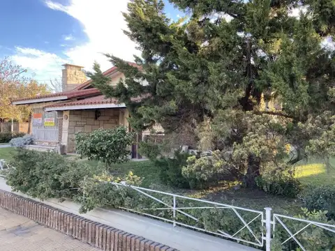 Hermoso chalet señorial, esquina. Zona centro. Roldán