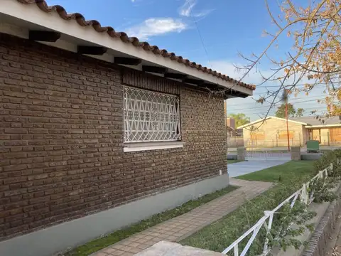 Casa 6 ambientes con 2 baños