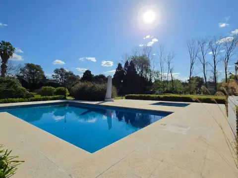 Casa en Venta con 3 cocheras