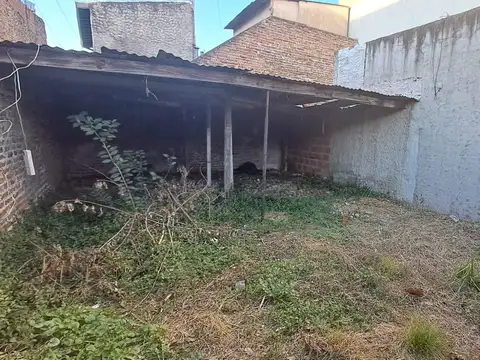 PH COMPUESTO DE LOCAL CON GARAGE PARA VARIOS AUTOS Y PATIO