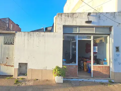 PH COMPUESTO DE LOCAL CON GARAGE PARA VARIOS AUTOS Y PATIO