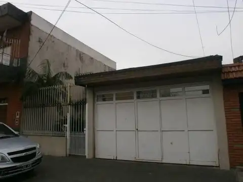 Linda Casa  4 amb., 1 planta, s/gran lote 8,66 x 35,98 m. y 