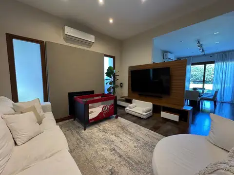 Casa 5 ambientes con 4 baños