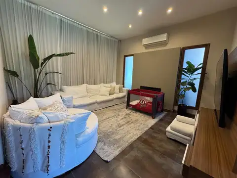 Casa en Alquiler con 4 cocheras