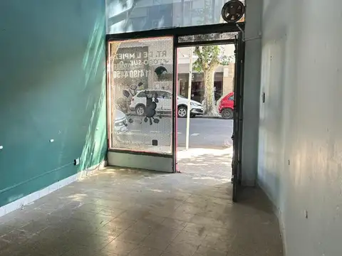 Alquiler de local comercial con entrepiso/deposito y cocina