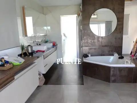 Casa 12 ambientes con 4 baños