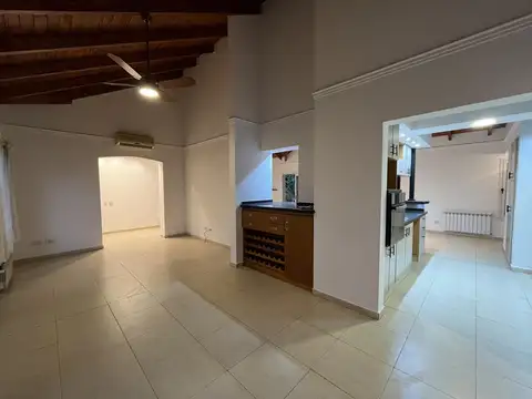 Casa en Alquiler con 2 cocheras