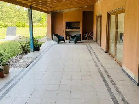 Casa 8 ambientes con 3 baños