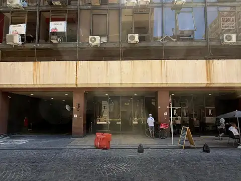 OFICINA MONOAMBIENTE DE 10 X 3 AL FRENTE CON BAÑO PROPIO