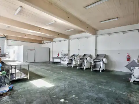 Galpon en Venta 43  mts Fondo