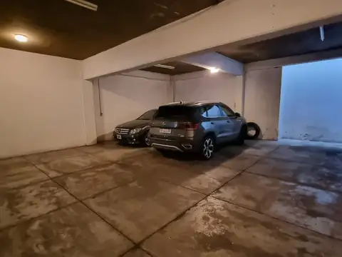 Excelente cochera cubierta en vta en pleno centro comercial