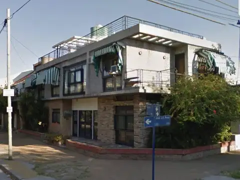 CASA 8 AMBIENTES CON COCHERA