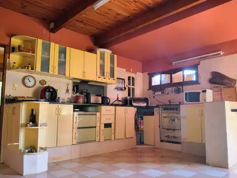 Casa 9 ambientes con 4 baños