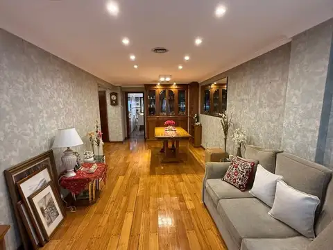 Piso de categoría de 4 amb en Plaza Mitre con cochera y dependencia